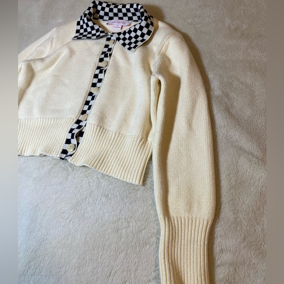 Lisa Says Gah Cream Button Down Sweater M/L - Picture 4 of 9
